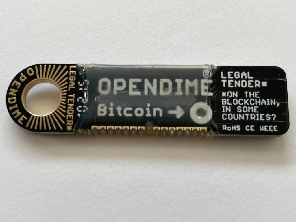 Der private Schlüssel des OpenDime Bitcoin Sticks wird erst durch das Zerstechen des markierten Siegels zugänglich.